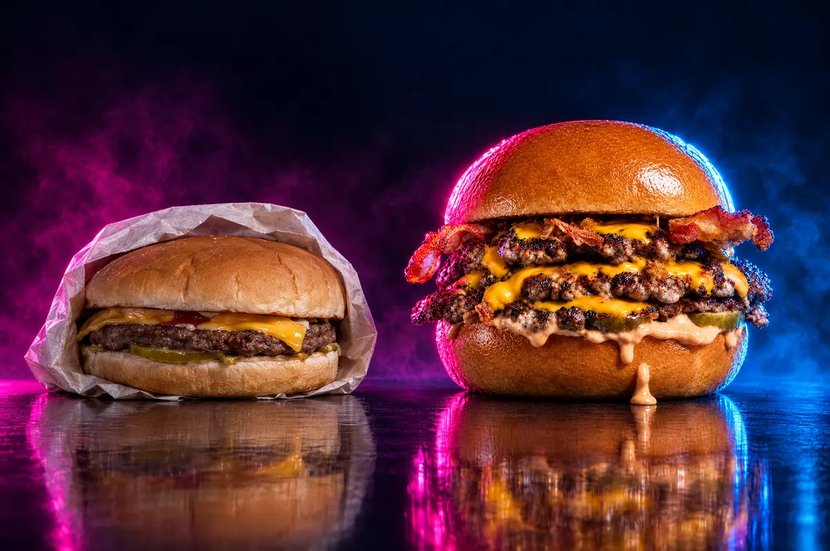 Confronto tra un burger da fast food e uno smash burger artigianale